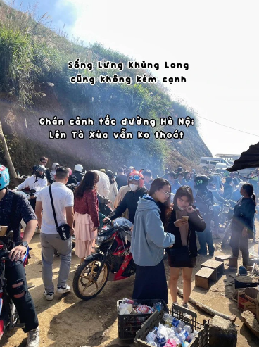 Sống lưng khủng long là điểm check in cực hot ở Tà Xùa, tuy nhiên vào những ngày cuối tuần đông đúc, tắc đường không khác gì....Hà Nội.