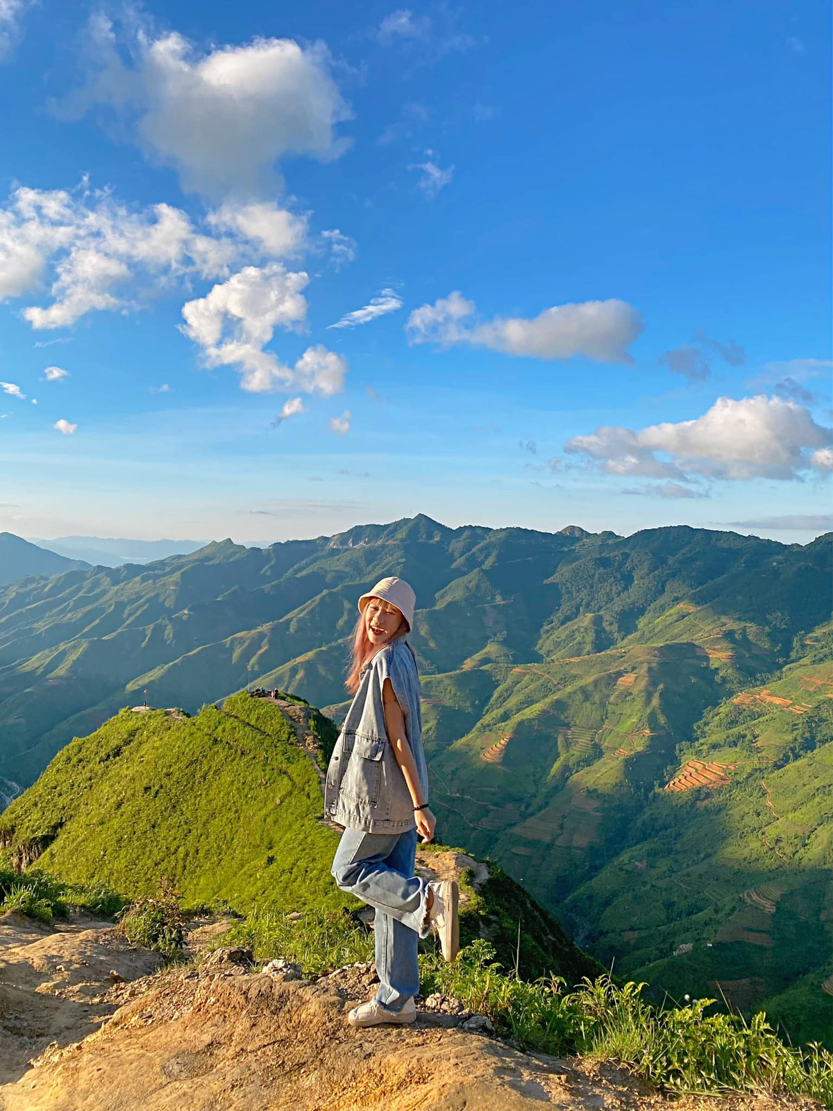  Săn mây Tà Xùa hiện tại đang là trào lưu được nhiều bạn trẻ hưởng ứng. Vốn dĩ gắn liền với tên gọi "thiên đường mây" nên thời điểm này Tà Xùa hút rất nhiều khách du lịch. Ảnh: Nguyễn Kiều Trang