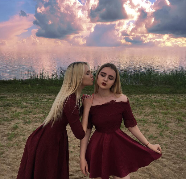 Mỗi bức hình cô đăng tải đều thu hút hàng chục ngàn lượt thích.