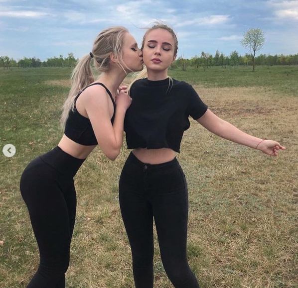 Đa phần tỏ ra khó tin trước vòng 2 siêu bé của chị em Alexandra. Họ cho rằng vòng eo quá bé này có thể là kết quả của phẫu thuật thẩm mỹ hoặc photoshop.