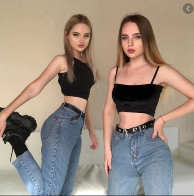 Chị em sinh đôi của Alexandra là Diana cũng sở hữu vòng eo bé tương tự.