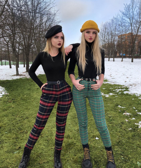 Trên Instagram của hai chị em không chia sẻ nhiều hình ảnh chung, để giữ được vòng eo nhỏ bằng gang tay như thế này cần luyện tập không ít.