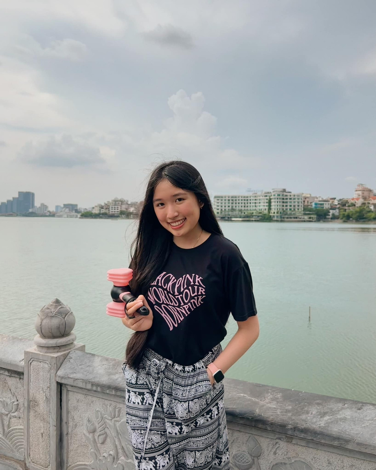 Từ nhỏ, cô đã biết kinh doanh, tự lập tài chính. Cô hiện sở hữu kênh riêng với 3,35 triệu lượt đăng ký theo dõi.