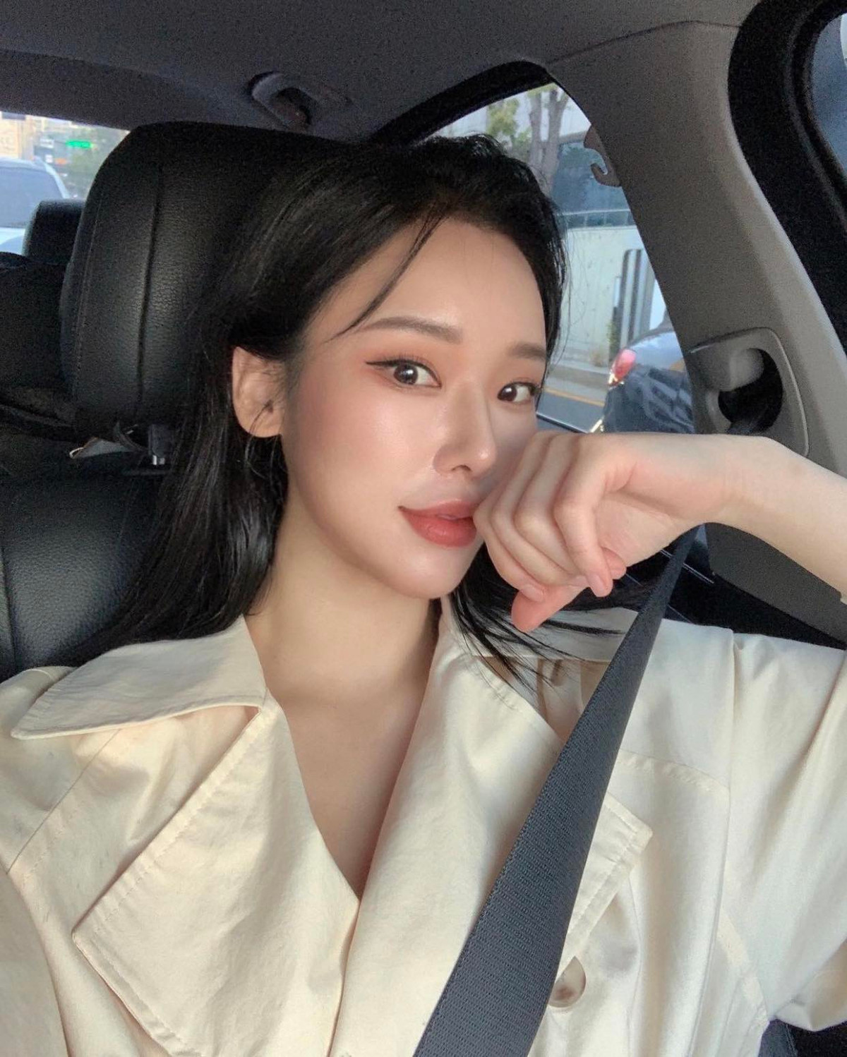 Bên cạnh những lời khen ngợi dành cho thân hình gợi cảm của Park Hyun-yi, có một số người còn nghi ngờ cô nàng đã phẫu thuật thẩm mỹ vì đường cong siêu thực, giống hệt như hình mẫu của các nhân vật trong phim hoạt hình và game.