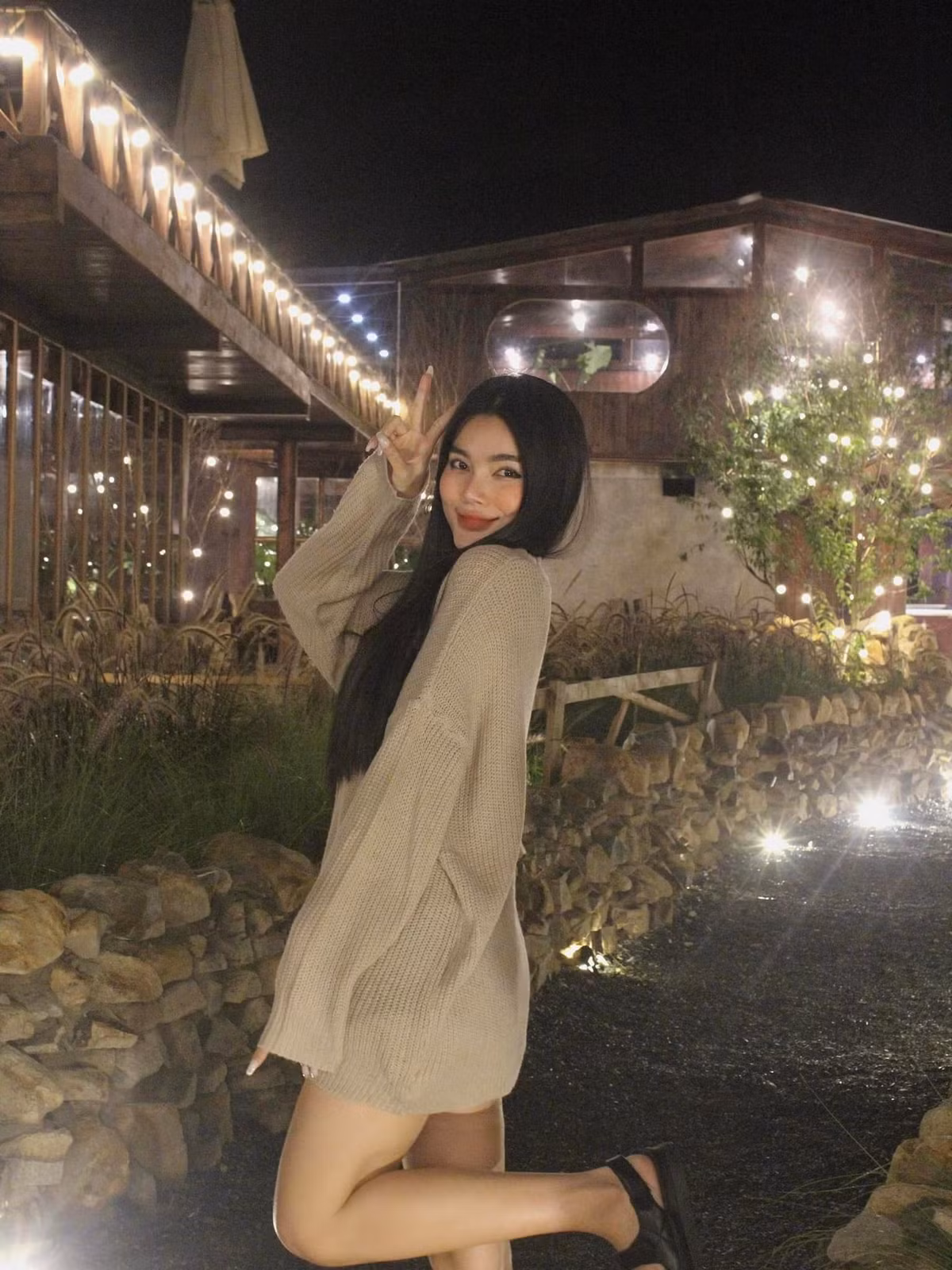 Cô nàng thường xuyên cập nhật hình ảnh tại chuyến đi xa xỉ, “khoe” vóc dáng siêu đẹp ở tuổi 30. Ảnh: FBNV