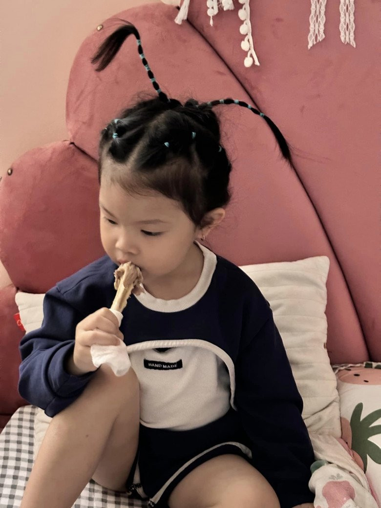 Phía dưới phần bình luận, Vòng Phối Phối cho biết, Hanna sẽ không ngồi yên để bà tết tóc mà cũng có nhiều tư thế nằm lăn khác nhau nhưng người bà vẫn cần mẫn làm đẹp cho cháu.