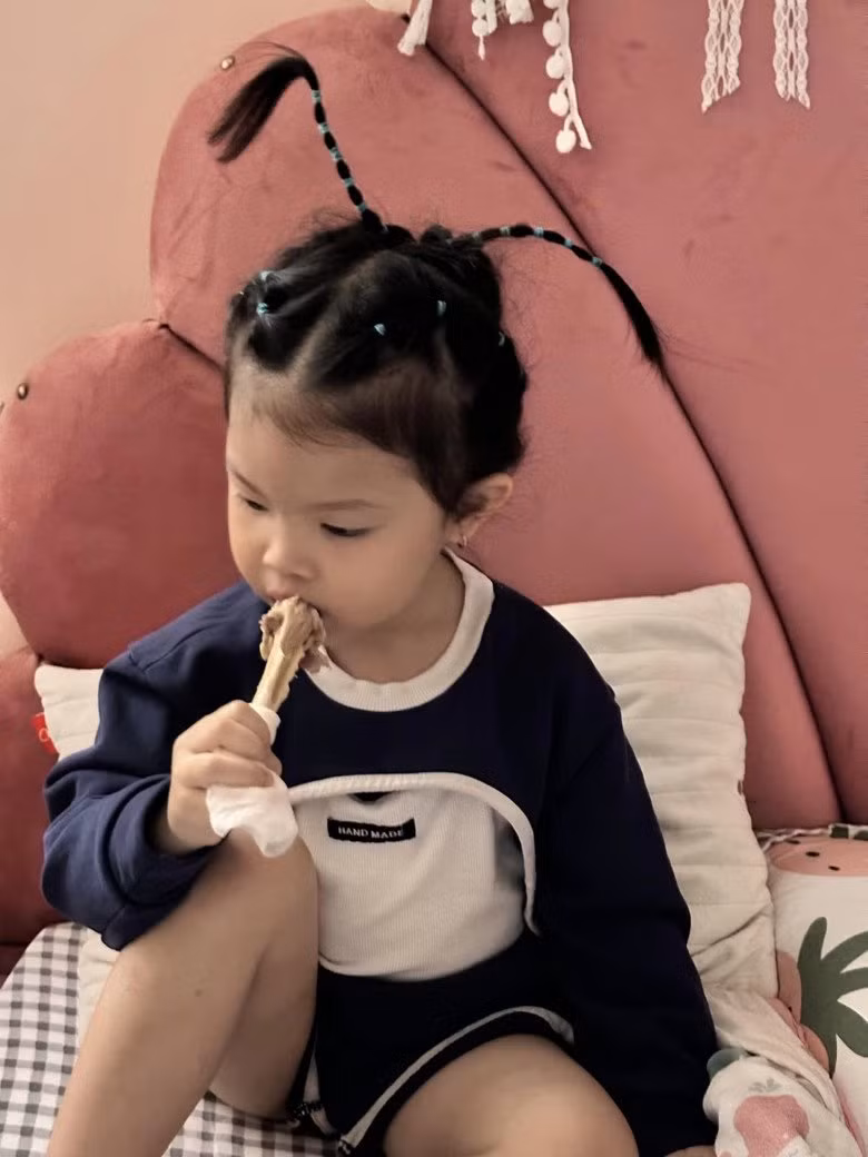 Phía dưới phần bình luận, Vòng Phối Phối cho biết, Hanna sẽ không ngồi yên để bà tết tóc mà cũng có nhiều tư thế nằm lăn khác nhau nhưng người bà vẫn cần mẫn làm đẹp cho cháu.