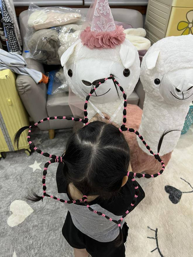 Bộ ảnh khoe các kiểu tóc đẹp của con gái Vòng Phối tuy "bá đạo" nhưng cũng rất đáng yêu. Có thể thấy bà ngoại của Hanna rất khéo tay và yêu thương cháu gái.