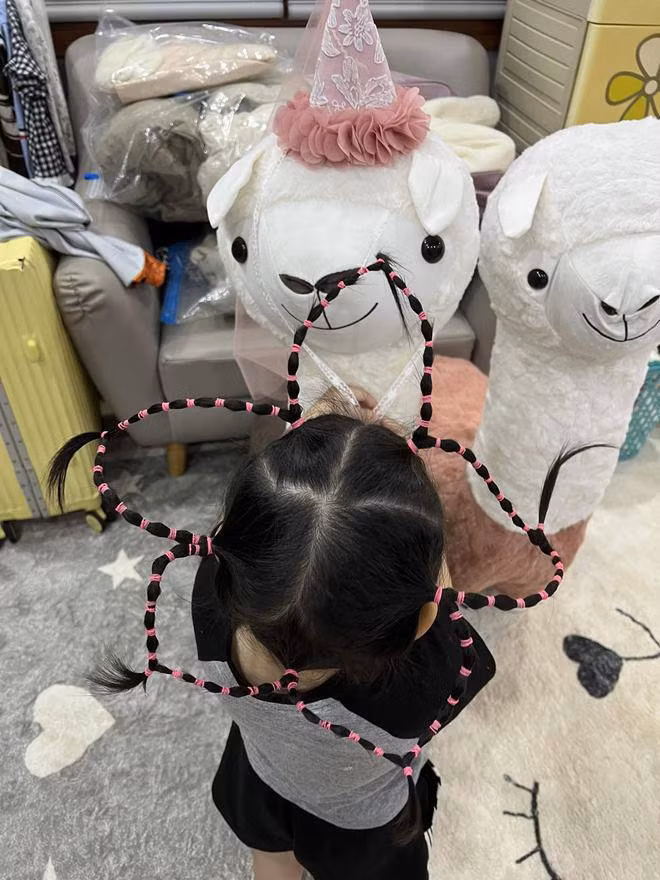 Bộ ảnh khoe các kiểu tóc đẹp của con gái Vòng Phối tuy "bá đạo" nhưng cũng rất đáng yêu. Có thể thấy bà ngoại của Hanna rất khéo tay và yêu thương cháu gái.