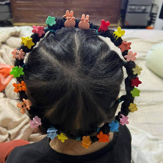 Vòng Phối gọi đây là những kiểu tóc "khó hiểu và tốn thun" của bà ngoại dành cho cháu.