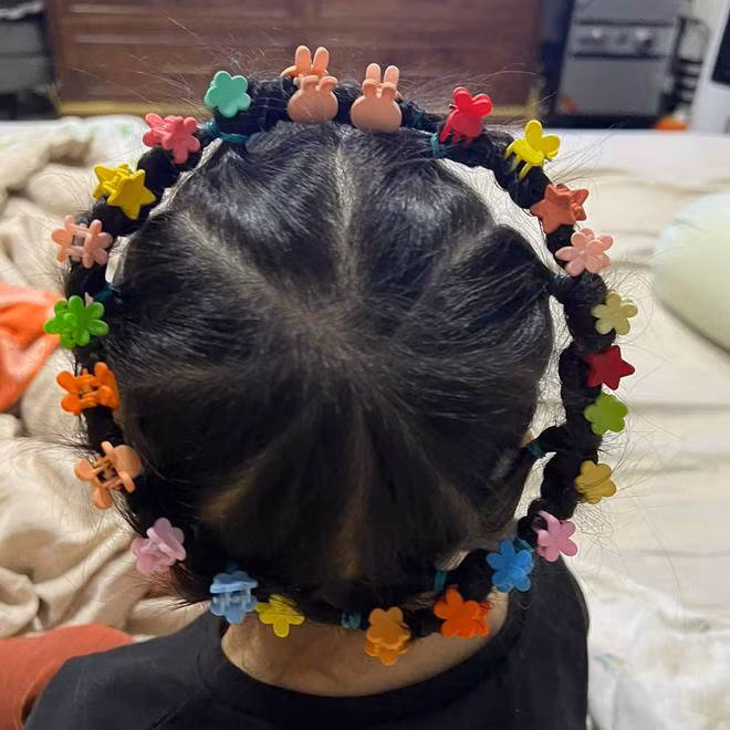 Vòng Phối gọi đây là những kiểu tóc "khó hiểu và tốn thun" của bà ngoại dành cho cháu.