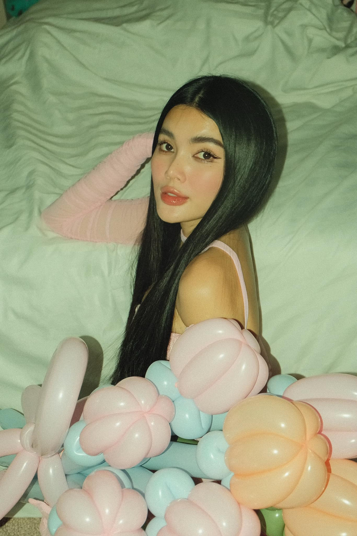 Cô nàng từng chia sẻ, từ khi mang thai được bố mẹ chồng đón về chăm sóc và cưng chiều. Cô kể mẹ chồng không cho đụng tay bất cứ việc gì trong nhà, thậm chí giành việc, giúp cô treo quần áo lên tủ, xách đồ...