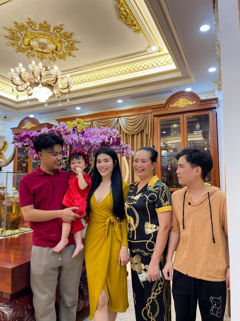 Không chỉ đón dâu bằng loạt xe sang, chồng của hot mom Vòng Phối còn chơi lớn tặng vợ chiếc Audi giá hơn 10 tỷ làm quà cưới.