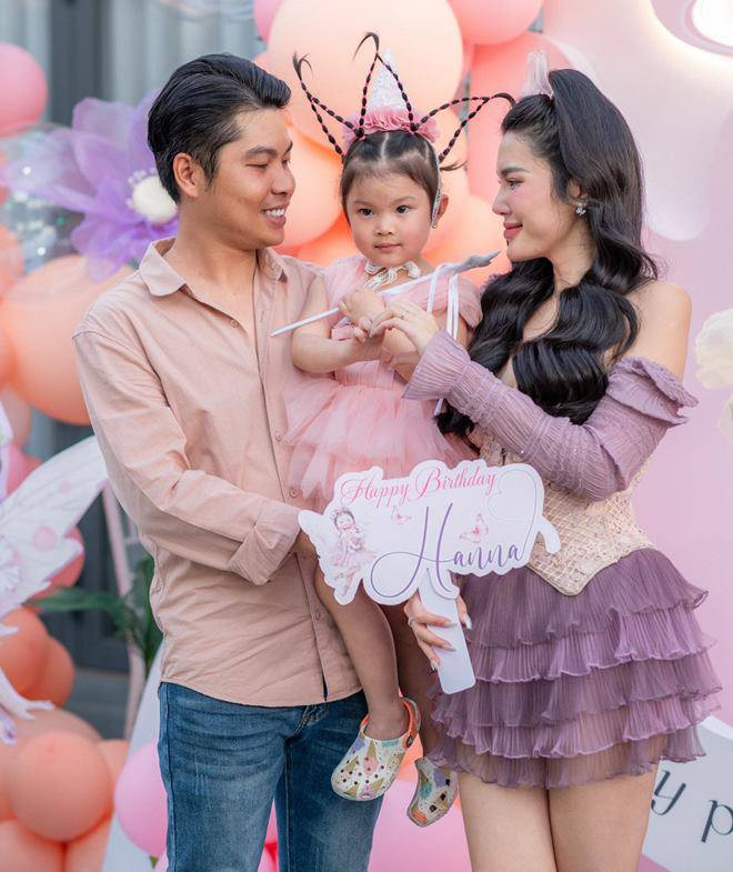 Bà mẹ 1 con tiết lộ hầu hết các kiểu tóc tết của Hanna đều do một tay bà ngoại thực hiện cho cháu.