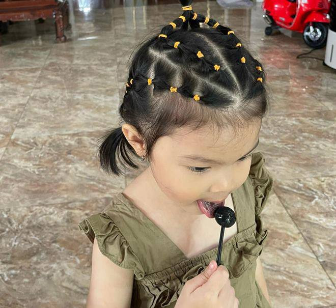 Mới đây, hot mom Vòng Phối gây chú ý khi đăng tải loạt hình ảnh tóc đẹp của con gái Hanna.