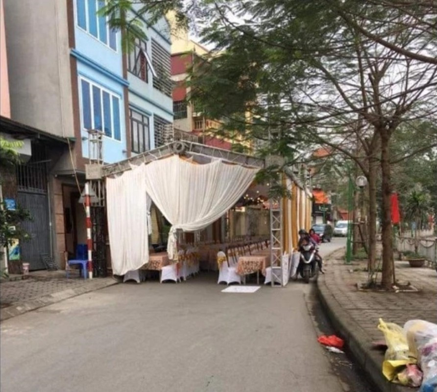 Hình ảnh dựng rạp chắn ngang đường làm cản trở xe ô tô qua lại, còn xe máy phải tìm cách lách qua khá khó khăn.