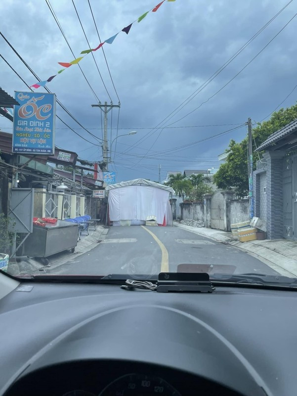 Theo thông tin được biết, sự việc trên xảy ra vào ngày 8/10, gia đình bà T.L. tổ chức tiệc cưới và dựng rạp cưới trên đường song hành xa lộ Hà Nội (đoạn qua khu phố 6, phường Linh Trung, TP Thủ Đức).