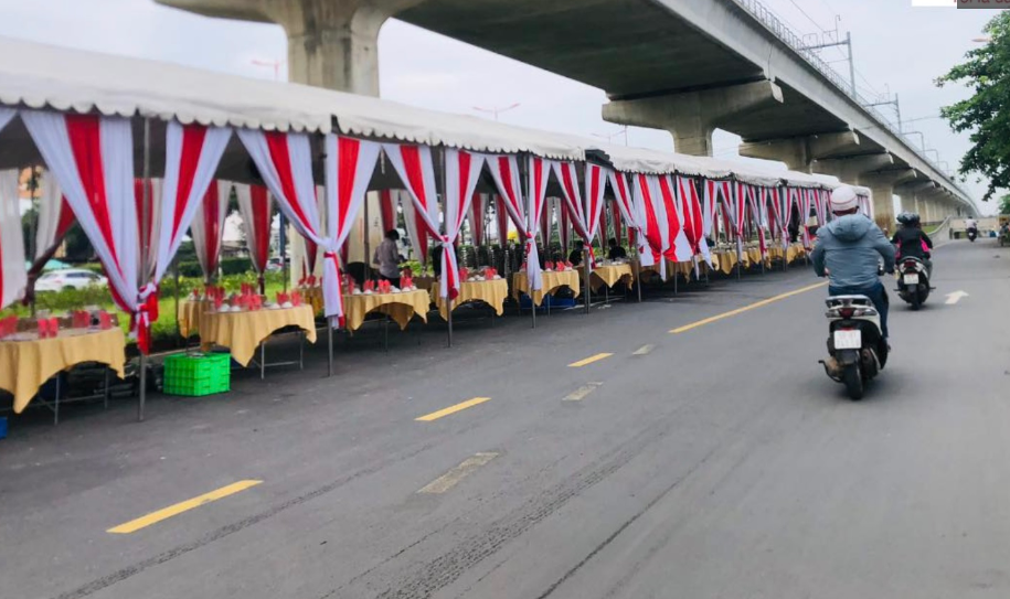 Trên MXH chia sẻ nhiều hình ảnh một rạp cưới được dựng ngay trên đường, có khá nhiều xe cộ qua lại mỗi ngày, dễ gây nguy hiểm cho các phương tiện giao thông lẫn khách tham dự tiệc cưới.