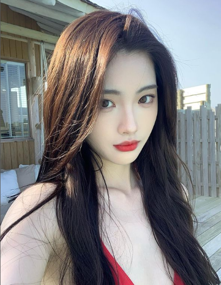 Mỹ nhân 9X có vẻ đẹp ngọt ngào, gương mặt thuần khiết và mái tóc dài đen nhánh tựa như thần tiên tỉ tỉ Lưu Diệc Phi.