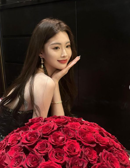 Yiye Isabella làm người mẫu cho ELLE, đại sứ thương hiệu cho hãng thời trang xa xỉ nhất trên thế giới Dior.