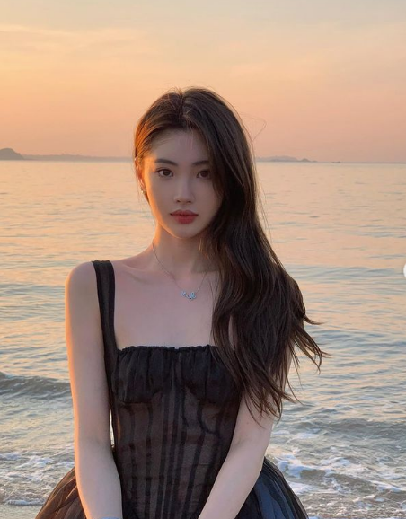 Yiye Isabella còn nổi bật khi sở hữu làn da trắng sứ mịn màng như da em bé.