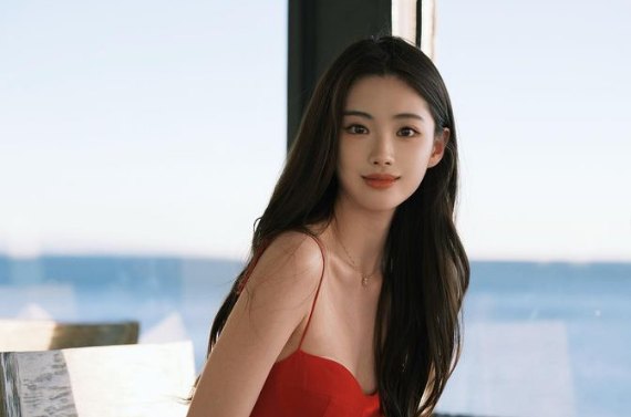 Người đẹp có gần 1,5 triệu người theo dõi trên mạng xã hội, một lượng người hâm mộ lớn giúp cho cô tiến thân nhanh chóng vào làng giải trí.