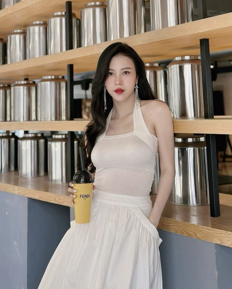 Phong cách của bà mẹ 2 con không khác thời còn son mà còn nàng càng thăng hạng.