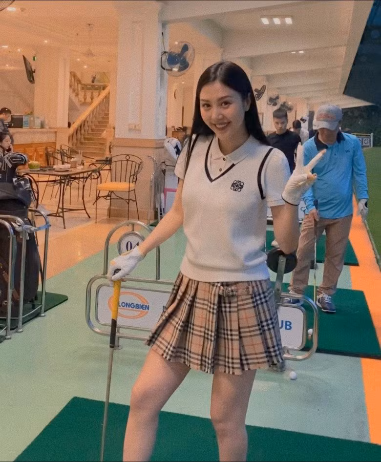 Ngoài ra, Vũ Ngọc Châm chọn giày quai hậu của nhà mốt Chanel cùng chiếc túi xách gần 300 triệu đồng cùng thương hiệu.