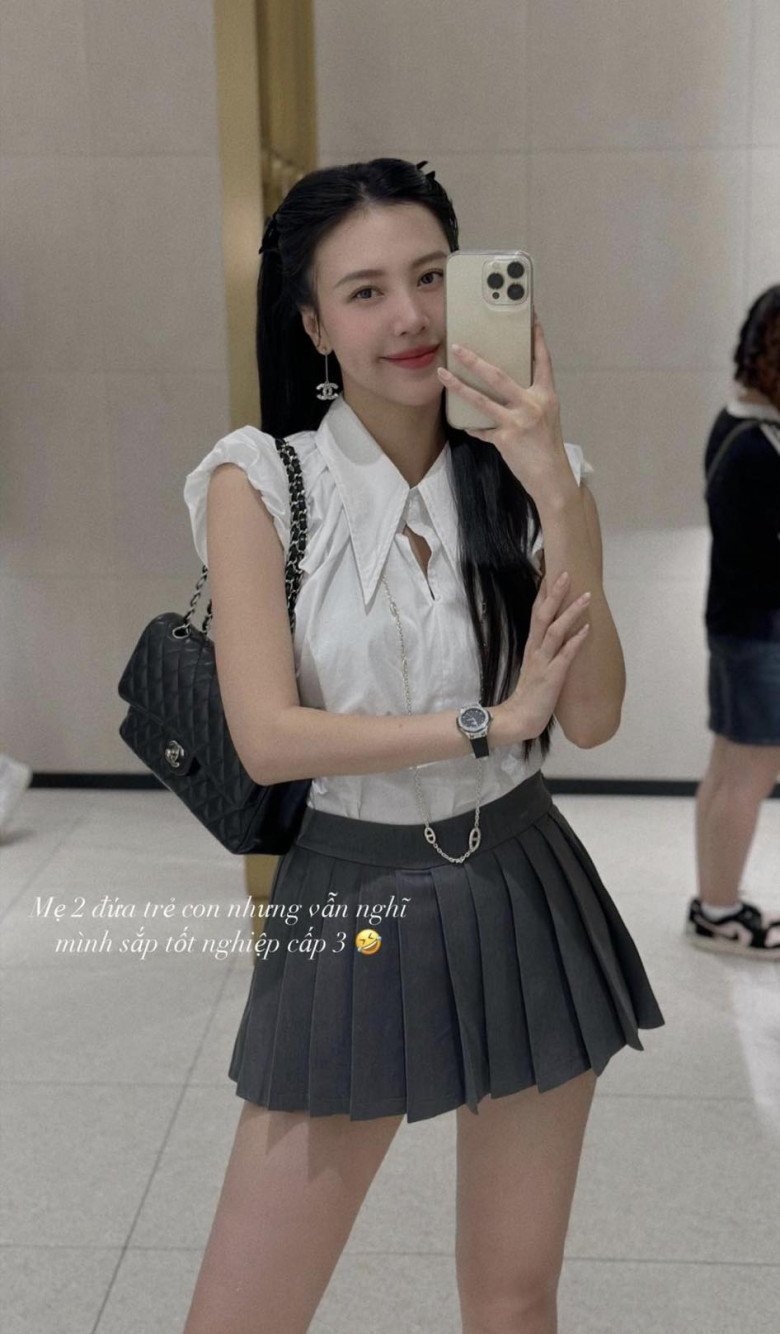 Mỹ nhân Hà Thành chọn áo sơ mi cách điệu không tay, đi kèm là chân váy giống đồng phục của các nữ sinh cấp ba.