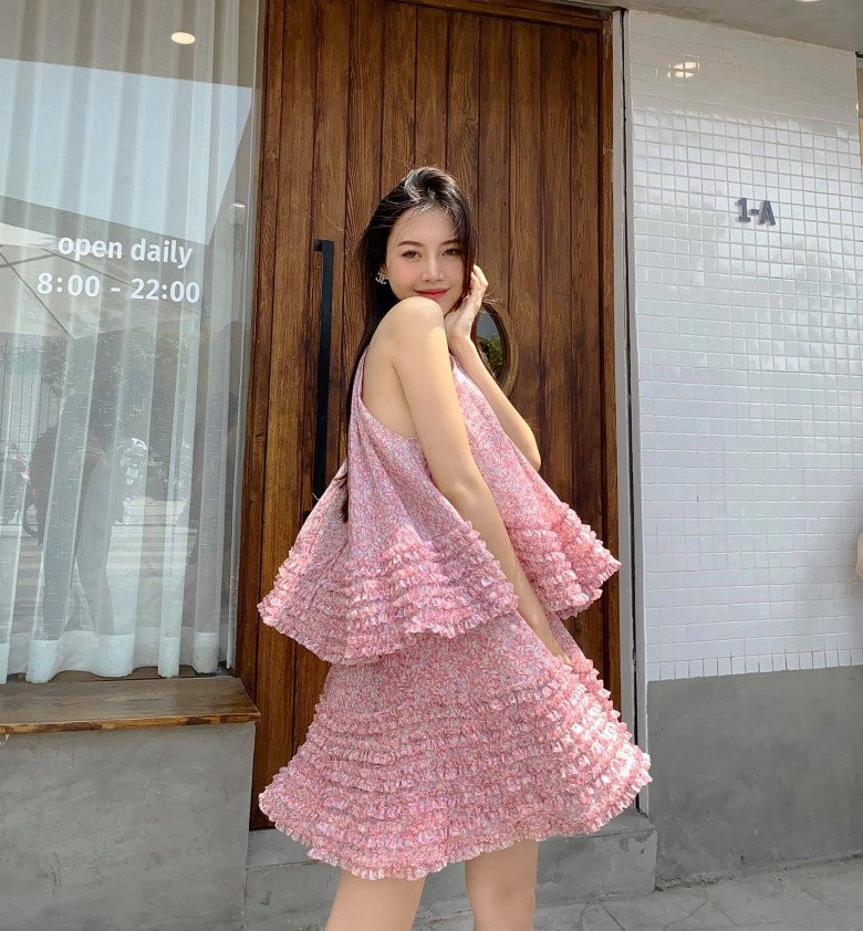 Ngắm ảnh được cựu hoa khôi hàng không chia sẻ, nhiều người xuýt xoa ngoại hình rạng rỡ cùng phong cách thời trang khi quyến rũ khi thanh lịch.