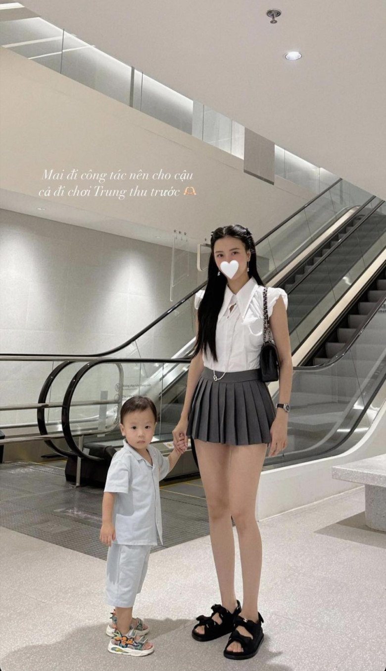 Mới đây, cựu tiếp viên hàng không nhận lời khen khi xuất hiện cùng con trai xuống phố, cô diện set đồ được nhận xét như nữ sinh cấp ba vì tươi trẻ và năng động.