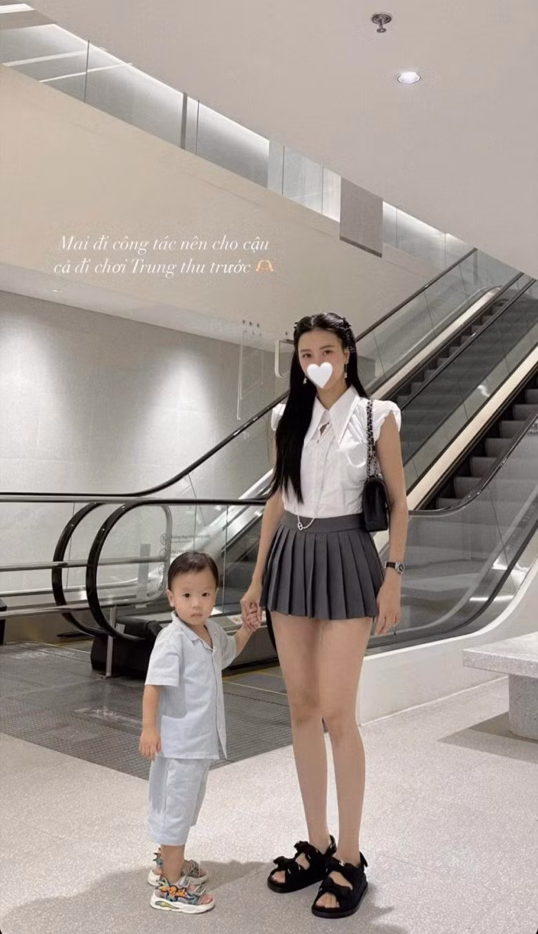 Mới đây, cựu tiếp viên hàng không nhận lời khen khi xuất hiện cùng con trai xuống phố, cô diện set đồ được nhận xét như nữ sinh cấp ba vì tươi trẻ và năng động.