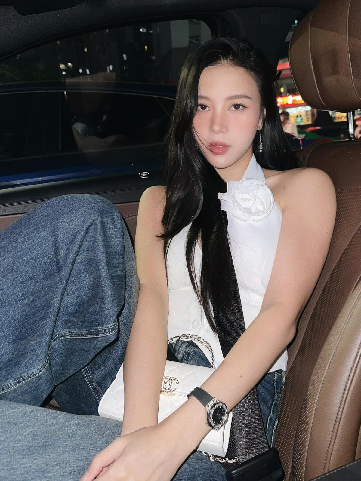 Giờ đây, Vũ Ngọc Châm sống an yên và không còn hoạt động showbiz quá nhiều, cô là bà mẹ hai con có phong cách thời trang ấn tượng, sang chảnh.