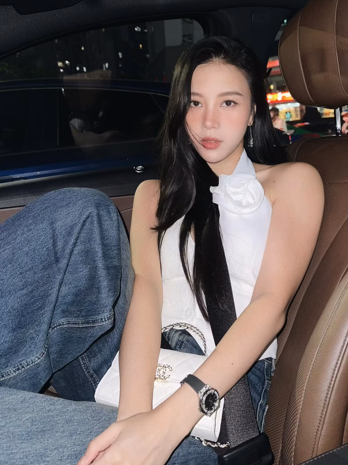 Giờ đây, Vũ Ngọc Châm sống an yên và không còn hoạt động showbiz quá nhiều, cô là bà mẹ hai con có phong cách thời trang ấn tượng, sang chảnh.