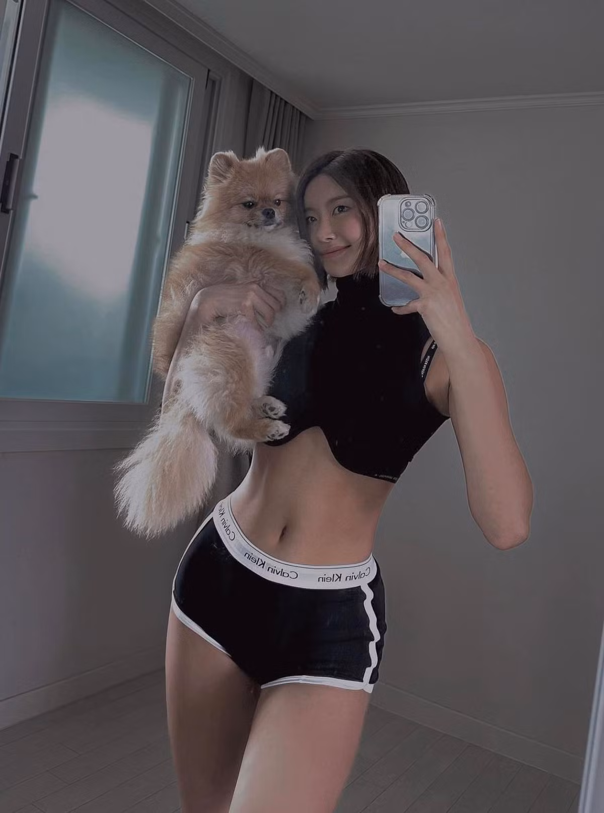 Cô thu hút sự chú ý bởi gương mặt xinh xắn, trẻ trung cùng thân hình rắn chắc, đặc biệt là vòng bụng không chút mỡ thừa.