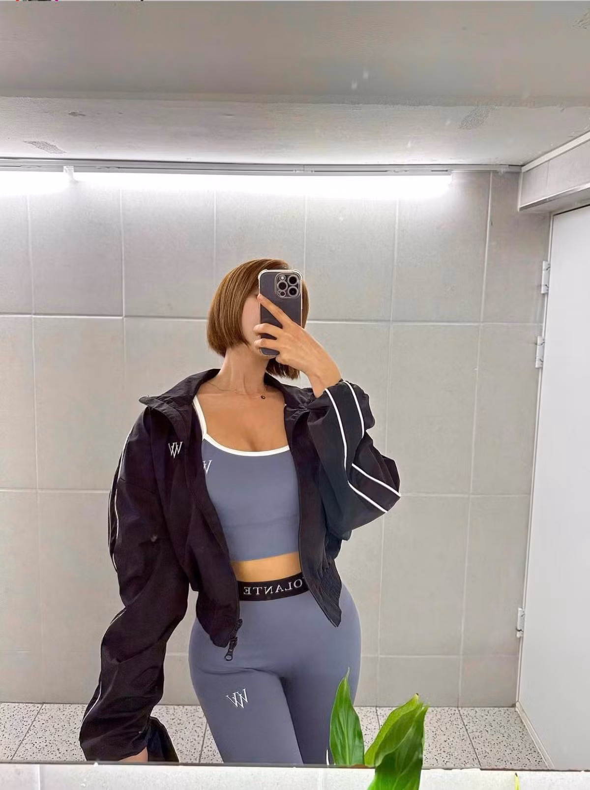 Younada tự tin phô diễn hình thể và đường cong trong mọi khoảnh khắc.