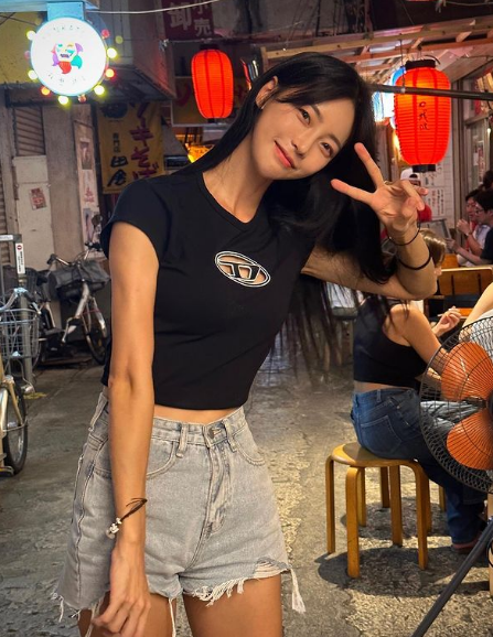 Từ khi còn là học sinh, Kim Min Ji tham gia nhiều cuộc thi thể thao, tích lũy nhiều thành tích xuất sắc.