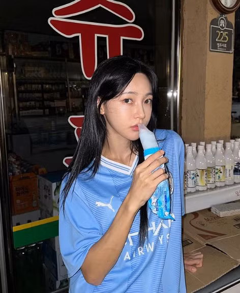 Kim Min Ji gây chú ý nhờ vẻ ngoài rạng ngời cùng thân hình quyến rũ trong từng khung hình trên MXH.