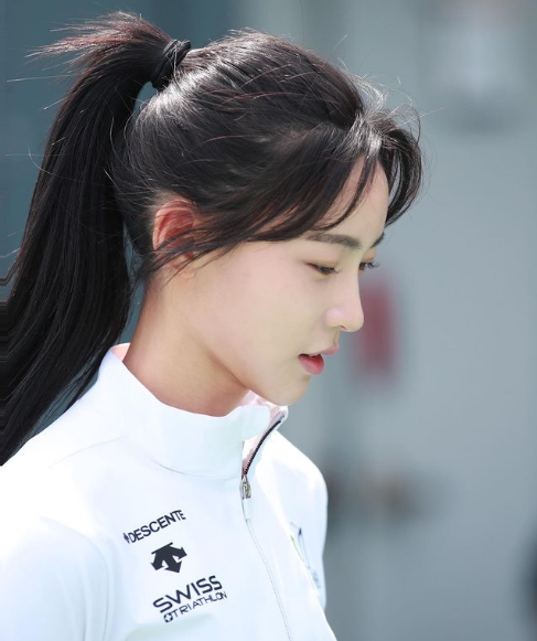 Không chỉ xuất sắc trên sân điền kinh, nữ VĐV còn tham gia một số giải bóng đá nhỏ và là bình luận viên cho "Đại hội Thể thao Idol" quy tụ nhiều nhóm nhạc Hàn Quốc nổi tiếng.