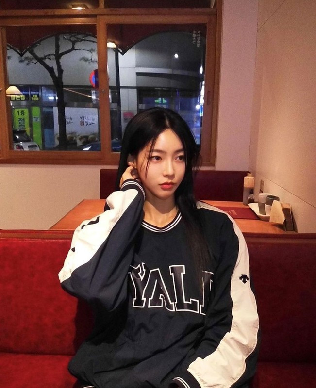 Sở hữu thân chuẩn người mẫu, cô nàng thường xuyên diện crop top để tôn lên những đường cong gợi cảm của mình.