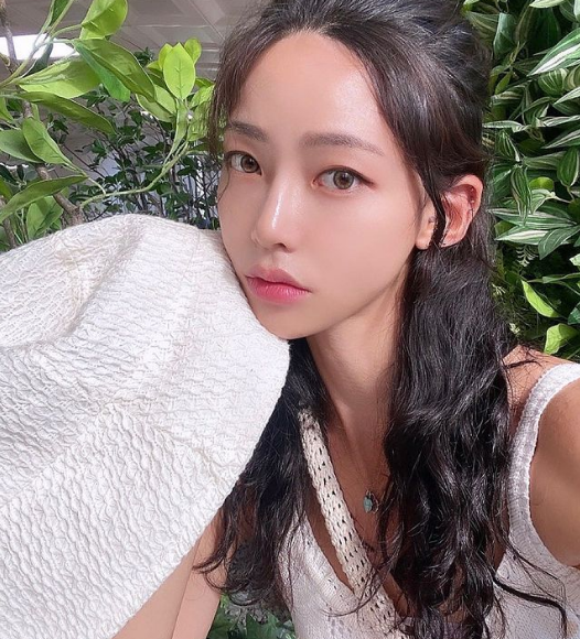 Phong cách thời trang của cô nàng tuy đơn giản nhưng vẫn ghi điểm tinh tế và thanh lịch trong cách mich match trang phục.