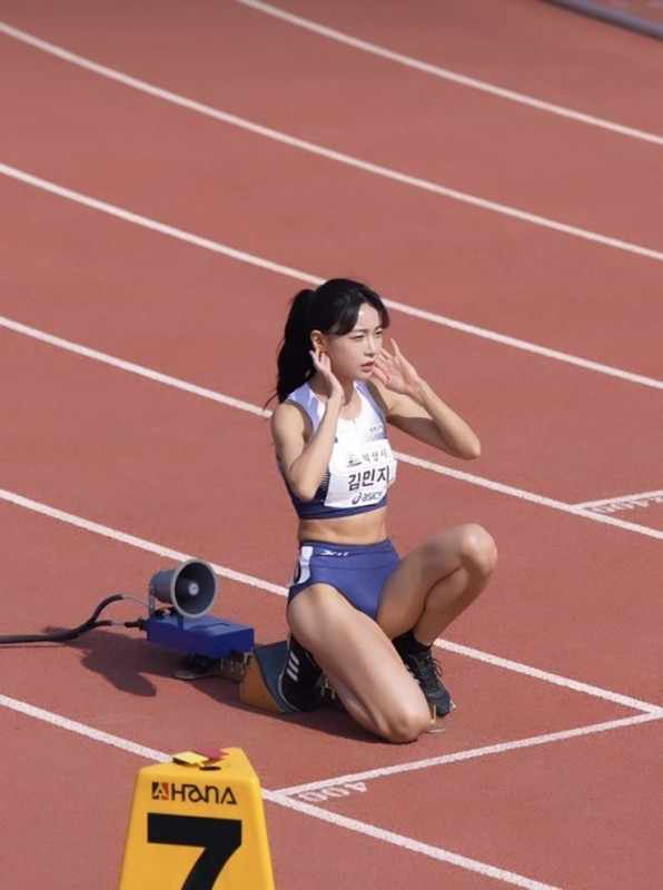 Kim Min Ji, sinh năm 1996 là vận động viên điền kinh người Hàn Quốc. Cô phát hiện năng khiếu thể thao từ cấp hai và dần được phát triển từ đó.