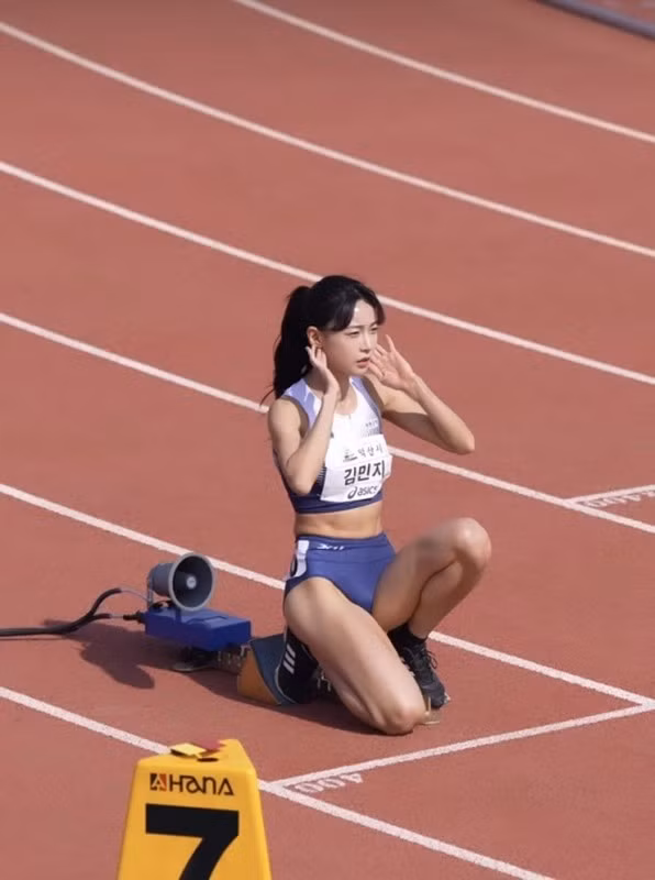 Kim Min Ji, sinh năm 1996 là vận động viên điền kinh người Hàn Quốc. Cô phát hiện năng khiếu thể thao từ cấp hai và dần được phát triển từ đó.