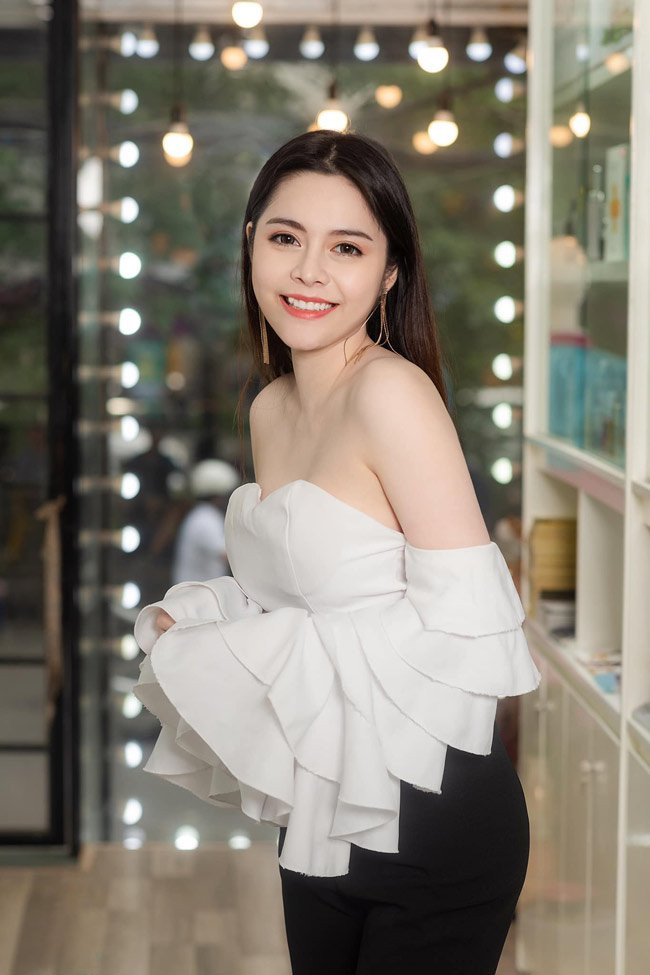 Kể từ khi gây chú ý ở mùa Nóng cùng World Cup năm đó, hiện tại hot girl Tuyên Quang này có sự nghiệp nghệ thuật khá phát triển, thuận lợi.