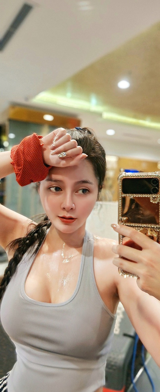 Cô từng lọt top 5 cuộc thi "Người đẹp xứ Tuyên 2014", sau đó còn tham gia thi hoa hậu.