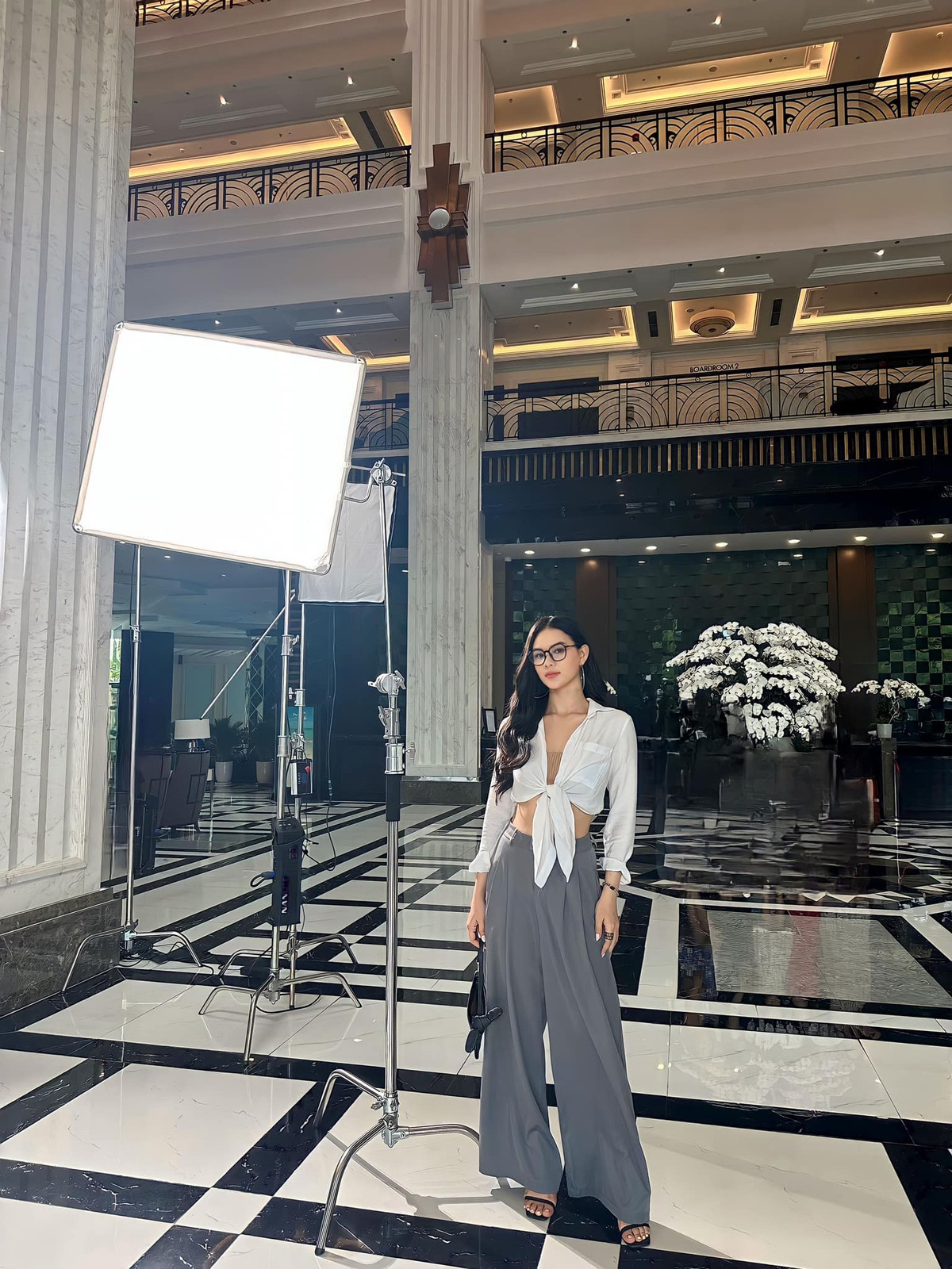 Nhan sắc nổi bật giúp Trương Mụi sớm thích nghi với nhiều lĩnh vực khác nhau.