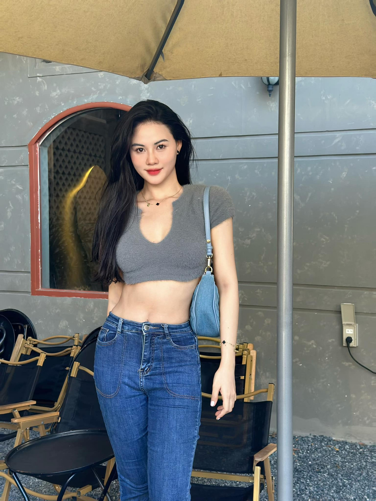 Vóc dáng nuột nà cùng đôi chân dài miên man giúp Trương Mụi thu hút sự chú ý ngay từ cái nhìn đầu tiên.