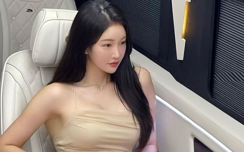 Được biết, cô giáo thể dục xứ Hàn sinh năm 1993, tốt nghiệp học viện thể thao và đang điều hành chuỗi yoga, pilates cá nhân.