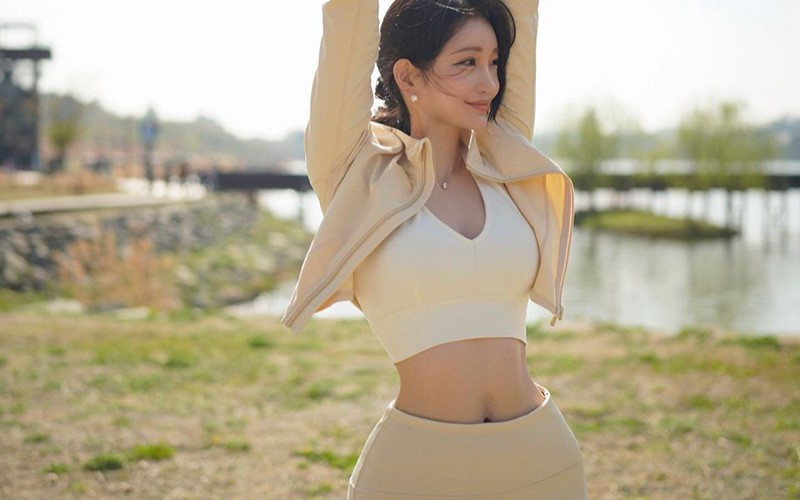 Người đẹp sở hữu vòng eo nhỏ nhắn 60cm, vòng hông cong ấn tượng là niềm ao ước của mọi cô gái trẻ.