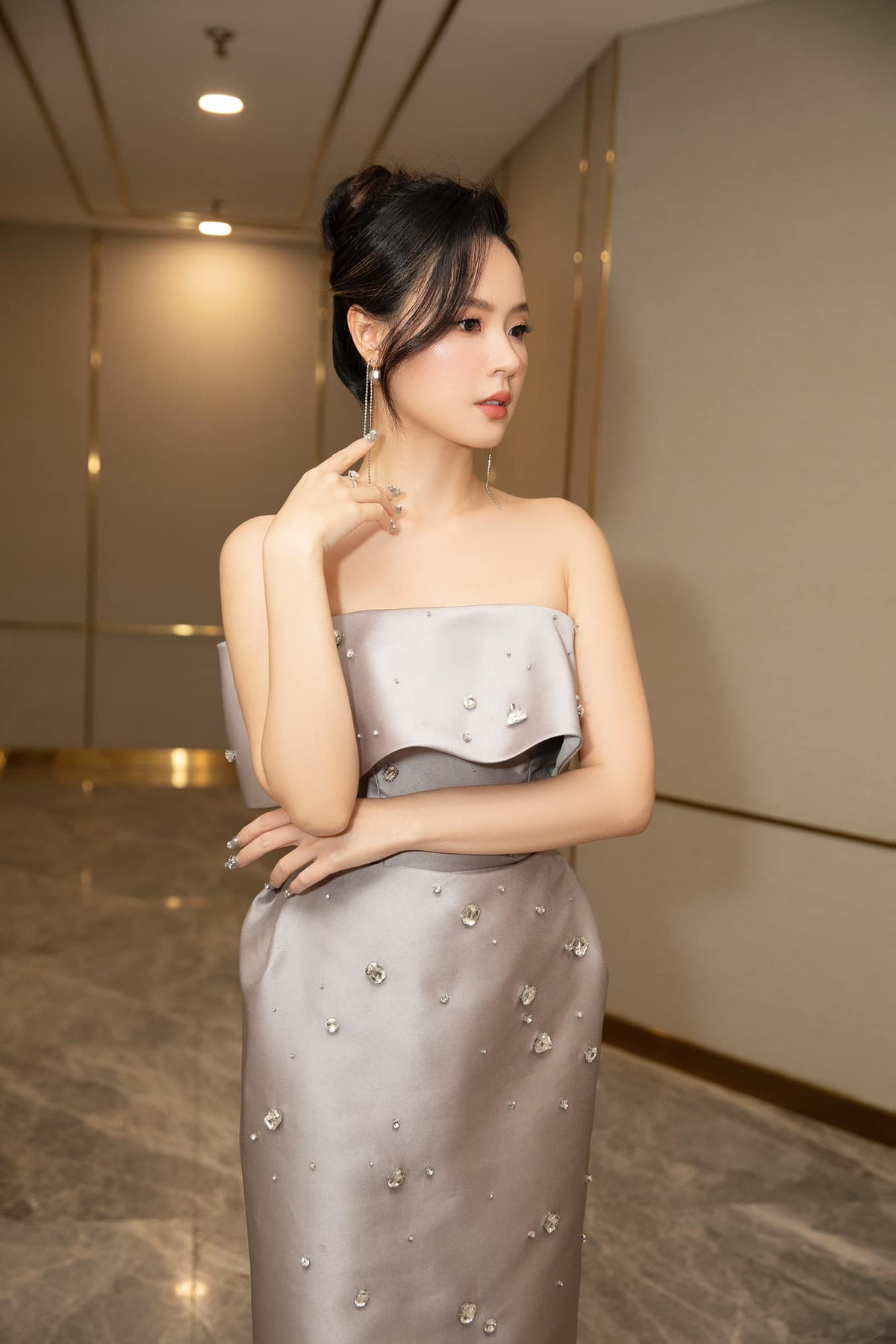 Giờ đây, khi trở lại giảng đường Đại học, cựu hot girl điều chỉnh phong cách, quay về những chiếc váy xoè mộng mơ mà đẹp nên thơ.